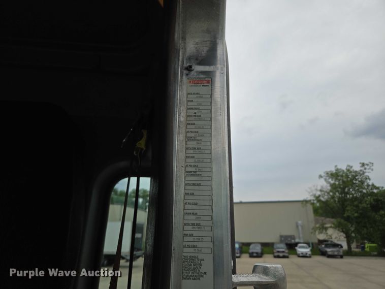 image for item EF1525 2013 Kenworth T800 semi truck