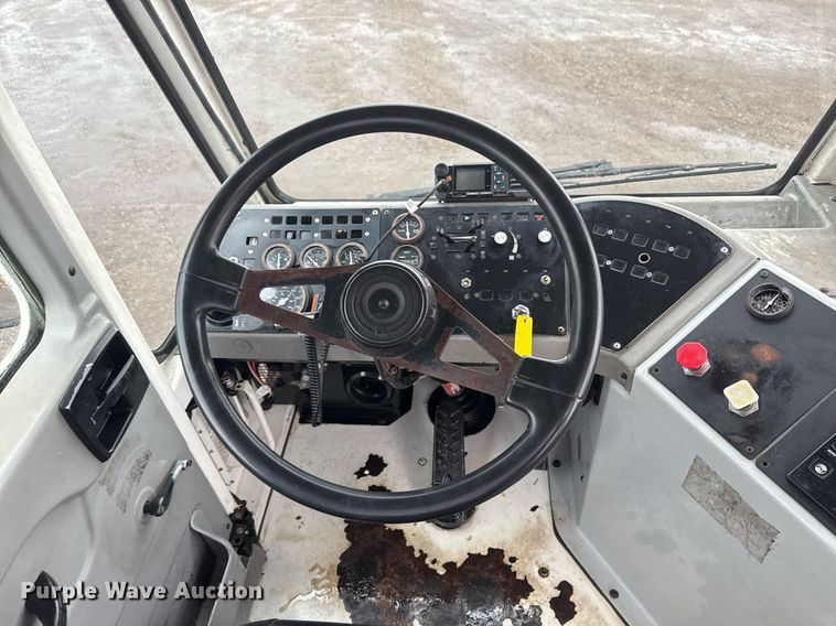 image for item EG2513 2015 Kalmar Solutions 4x2 yard truck