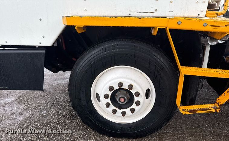 image for item EG2513 2015 Kalmar Solutions 4x2 yard truck