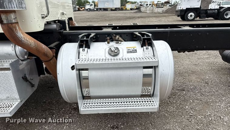 image for item EG5785 2012 Peterbilt 389 semi truck