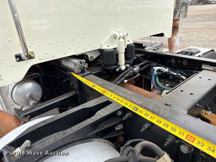 image for item EG5785 2012 Peterbilt 389 semi truck