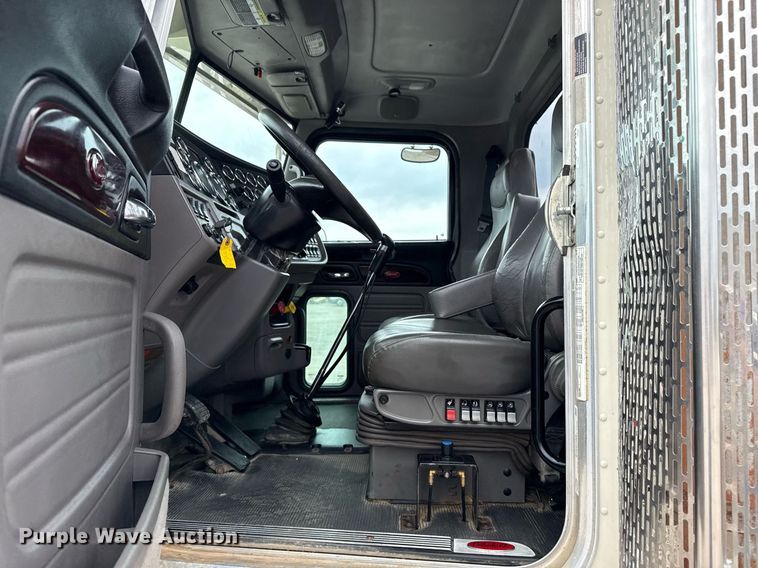 image for item EG5785 2012 Peterbilt 389 semi truck