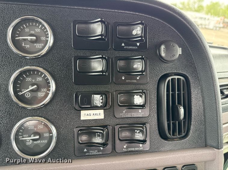 image for item EG5785 2012 Peterbilt 389 semi truck