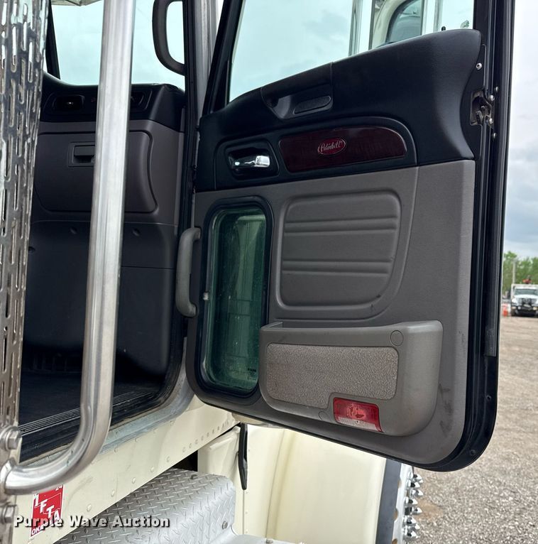 image for item EG5785 2012 Peterbilt 389 semi truck