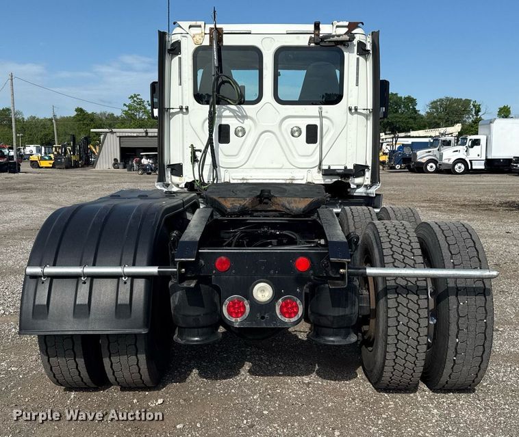 image for item EG5811 2016 Freightliner Cascadia 125 semi truck