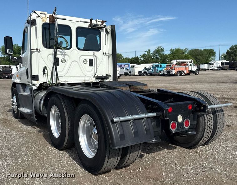 image for item EG5811 2016 Freightliner Cascadia 125 semi truck