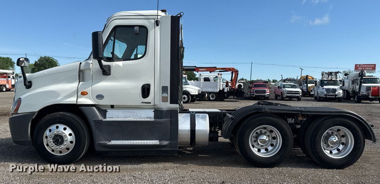 image for item EG5811 2016 Freightliner Cascadia 125 semi truck