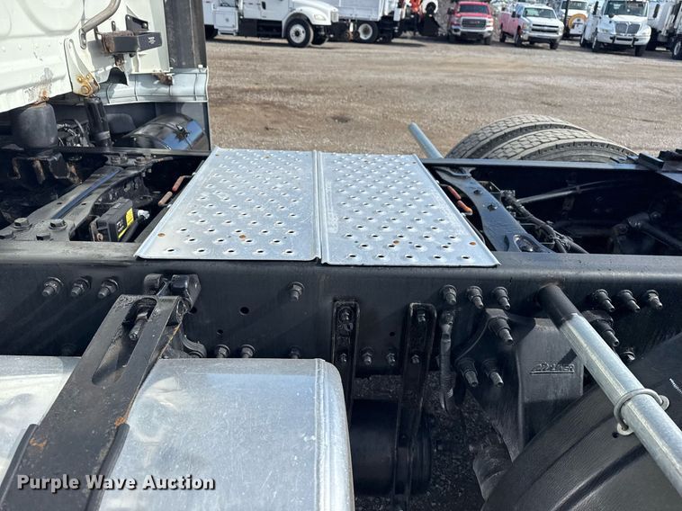 image for item EG5811 2016 Freightliner Cascadia 125 semi truck