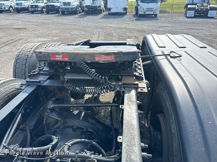 image for item EG5811 2016 Freightliner Cascadia 125 semi truck