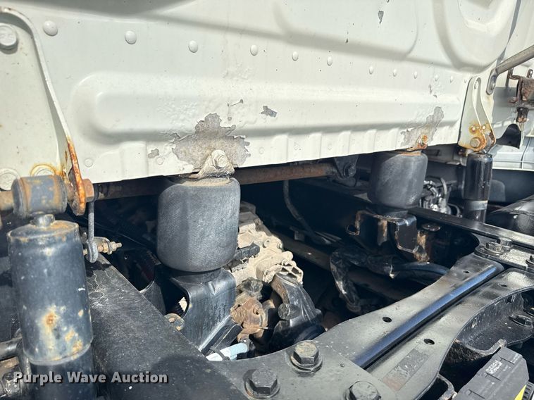 image for item EG5811 2016 Freightliner Cascadia 125 semi truck