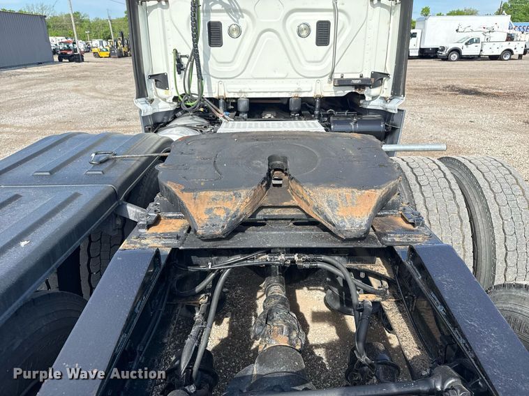 image for item EG5811 2016 Freightliner Cascadia 125 semi truck