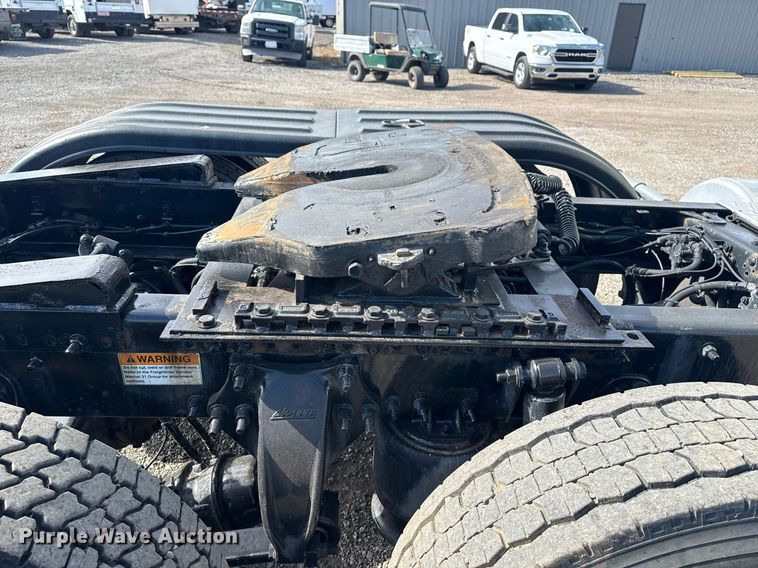 image for item EG5811 2016 Freightliner Cascadia 125 semi truck