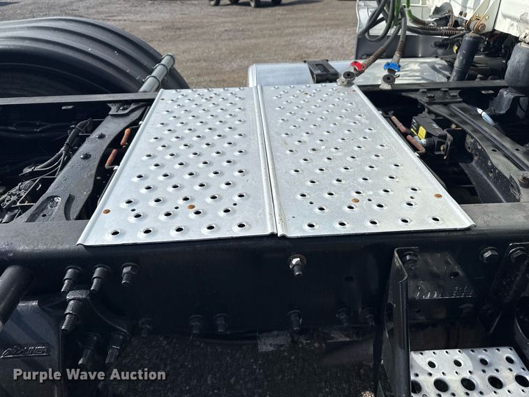 image for item EG5811 2016 Freightliner Cascadia 125 semi truck