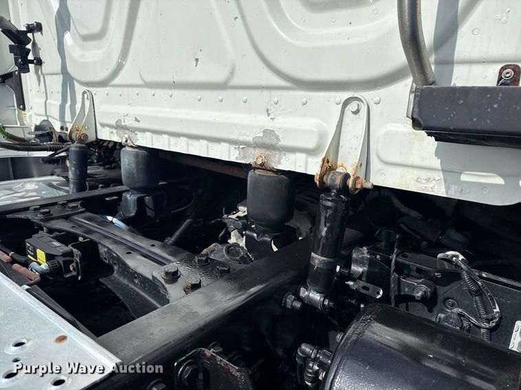 image for item EG5811 2016 Freightliner Cascadia 125 semi truck