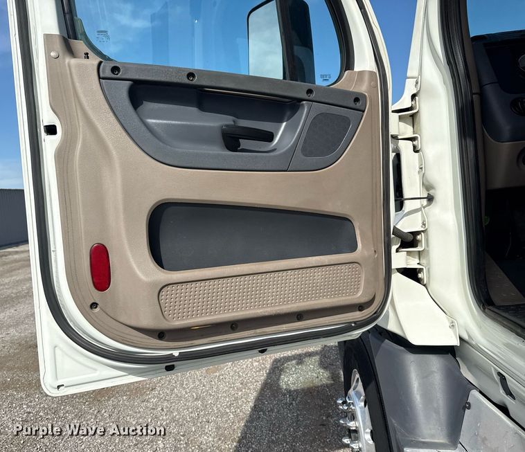 image for item EG5811 2016 Freightliner Cascadia 125 semi truck