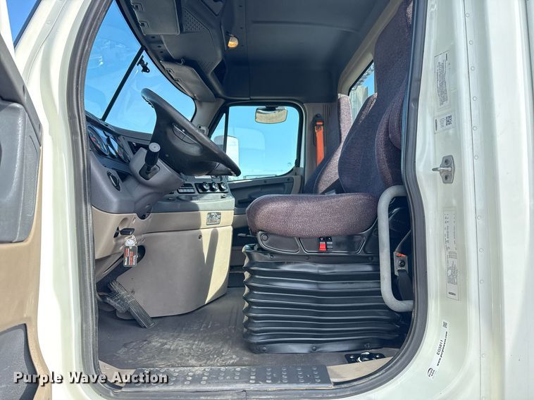 image for item EG5811 2016 Freightliner Cascadia 125 semi truck