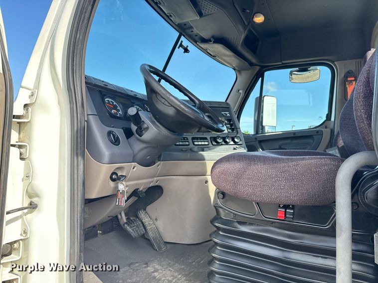 image for item EG5811 2016 Freightliner Cascadia 125 semi truck