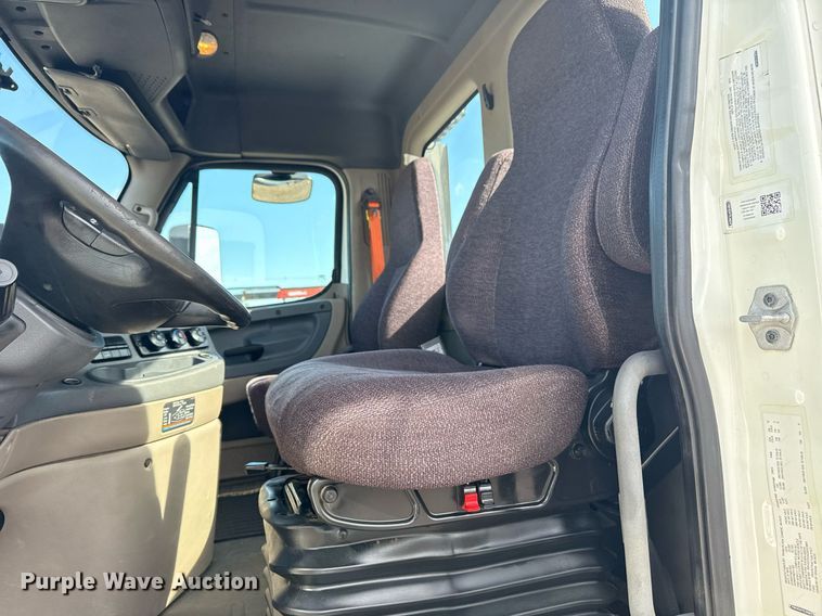 image for item EG5811 2016 Freightliner Cascadia 125 semi truck