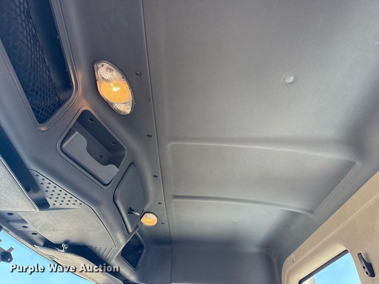 image for item EG5811 2016 Freightliner Cascadia 125 semi truck