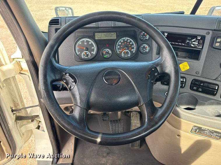 image for item EG5811 2016 Freightliner Cascadia 125 semi truck