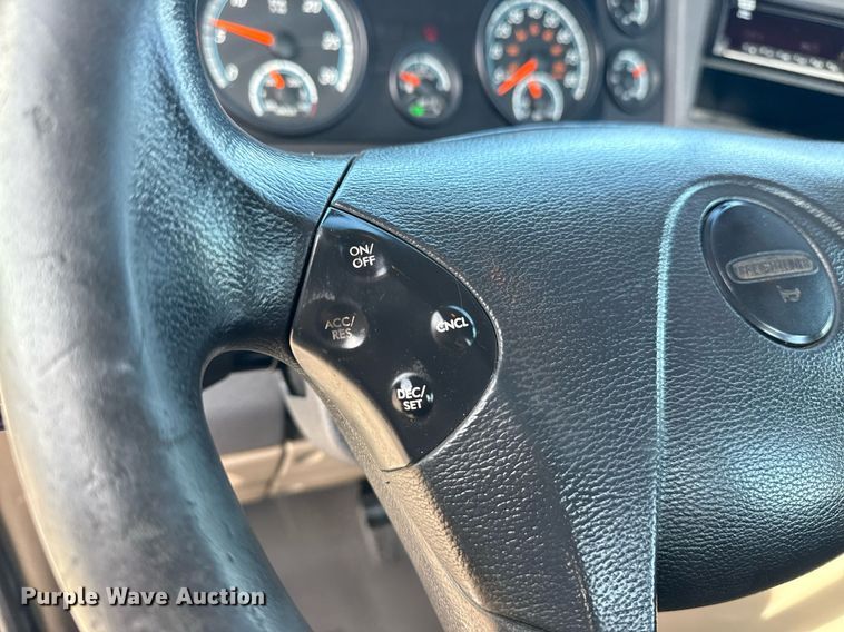 image for item EG5811 2016 Freightliner Cascadia 125 semi truck