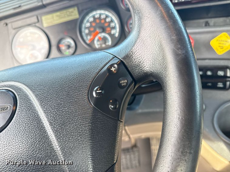 image for item EG5811 2016 Freightliner Cascadia 125 semi truck