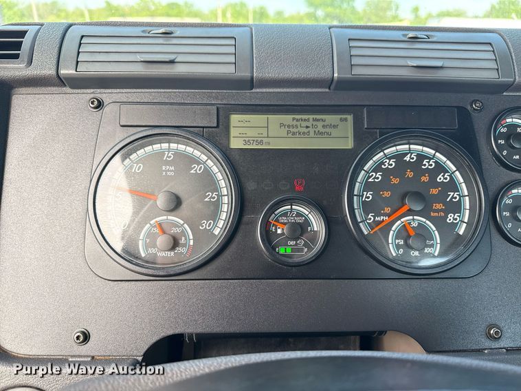 image for item EG5811 2016 Freightliner Cascadia 125 semi truck