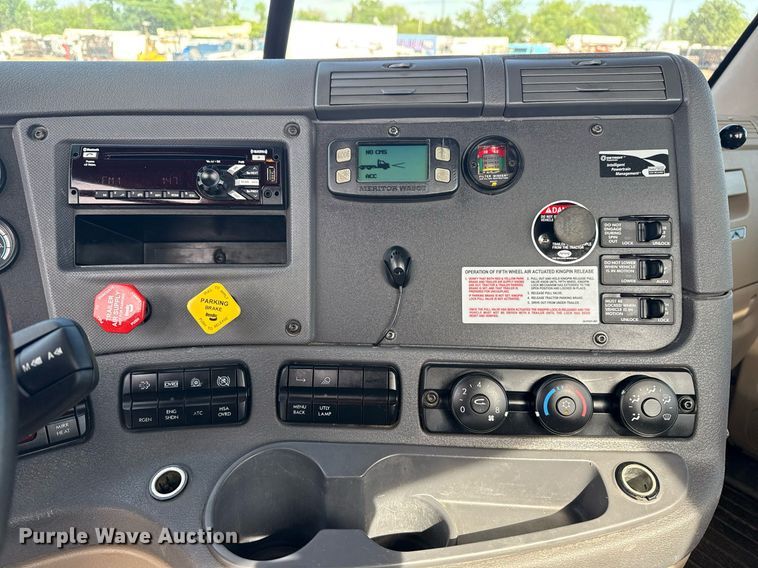 image for item EG5811 2016 Freightliner Cascadia 125 semi truck