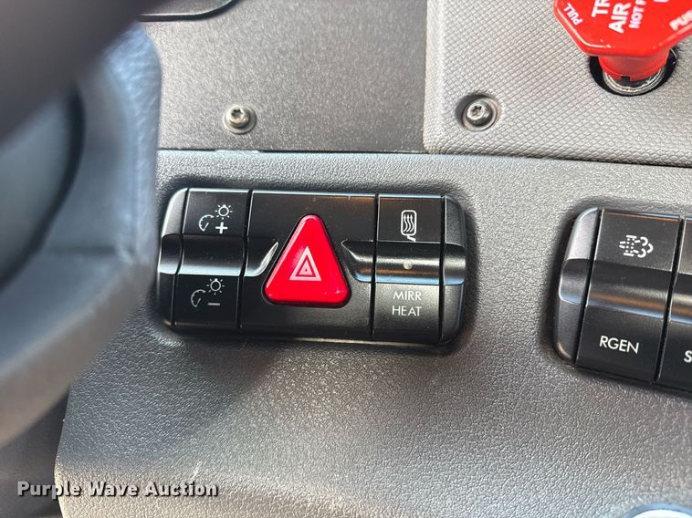 image for item EG5811 2016 Freightliner Cascadia 125 semi truck