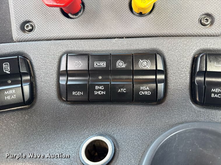 image for item EG5811 2016 Freightliner Cascadia 125 semi truck