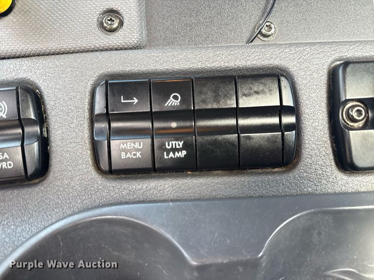 image for item EG5811 2016 Freightliner Cascadia 125 semi truck