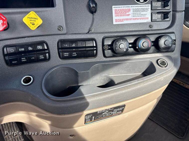 image for item EG5811 2016 Freightliner Cascadia 125 semi truck