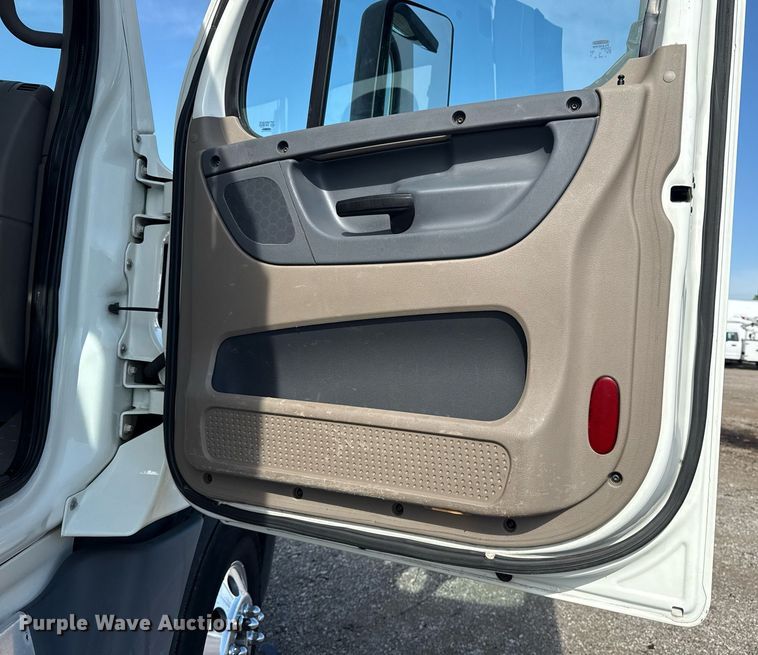 image for item EG5811 2016 Freightliner Cascadia 125 semi truck