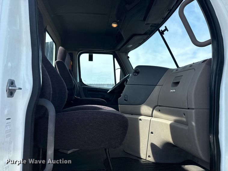 image for item EG5811 2016 Freightliner Cascadia 125 semi truck