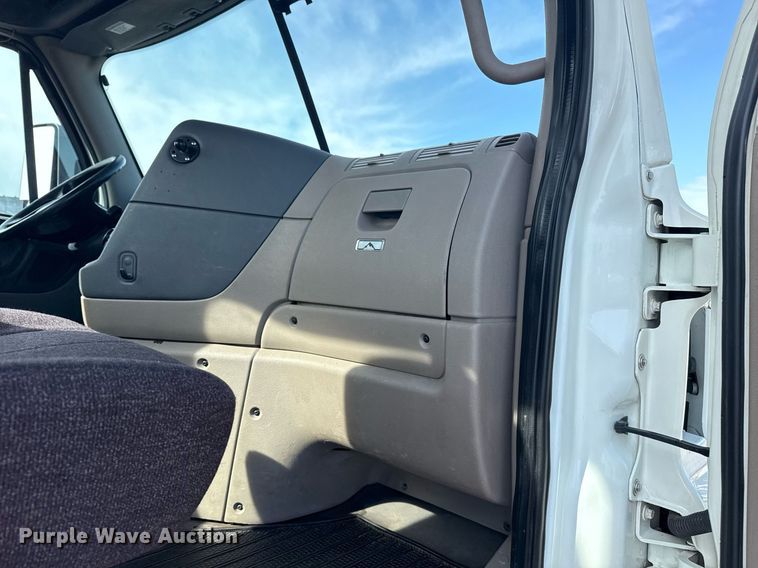 image for item EG5811 2016 Freightliner Cascadia 125 semi truck