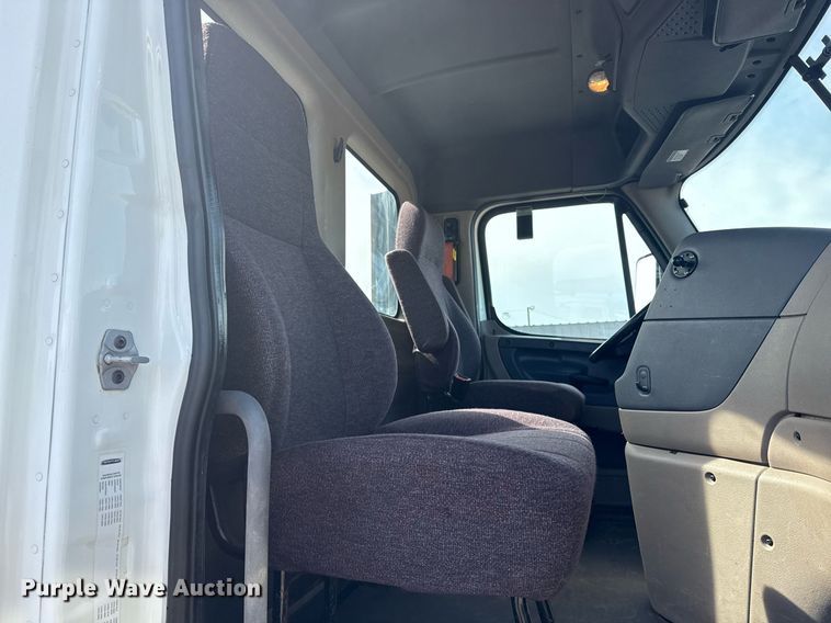 image for item EG5811 2016 Freightliner Cascadia 125 semi truck