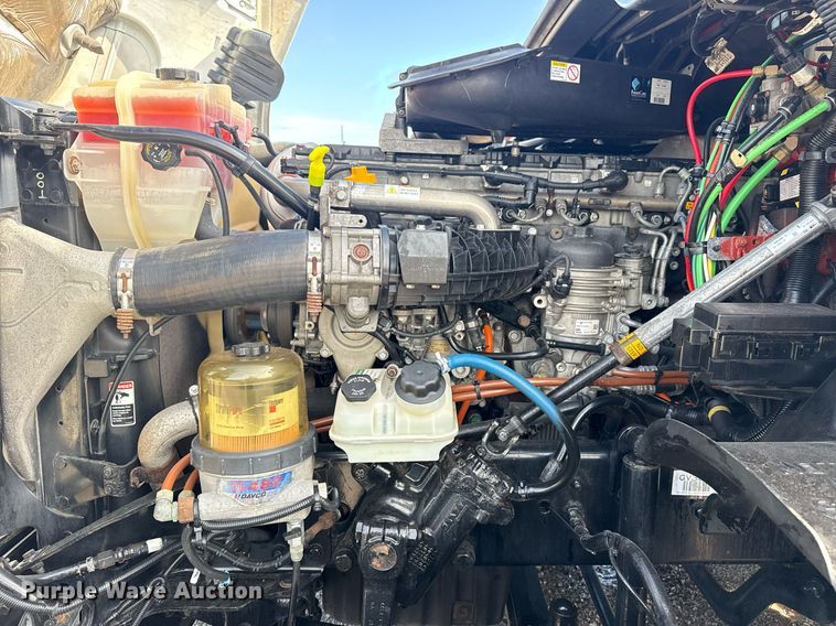 image for item EG5811 2016 Freightliner Cascadia 125 semi truck