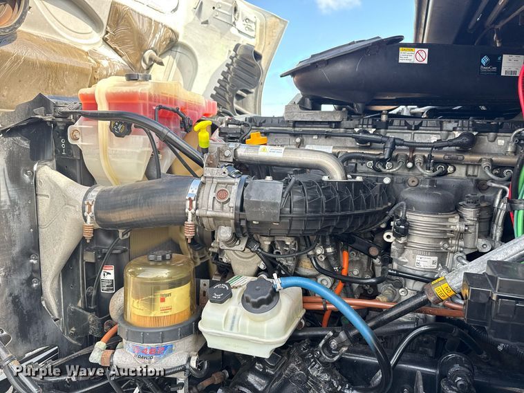 image for item EG5811 2016 Freightliner Cascadia 125 semi truck