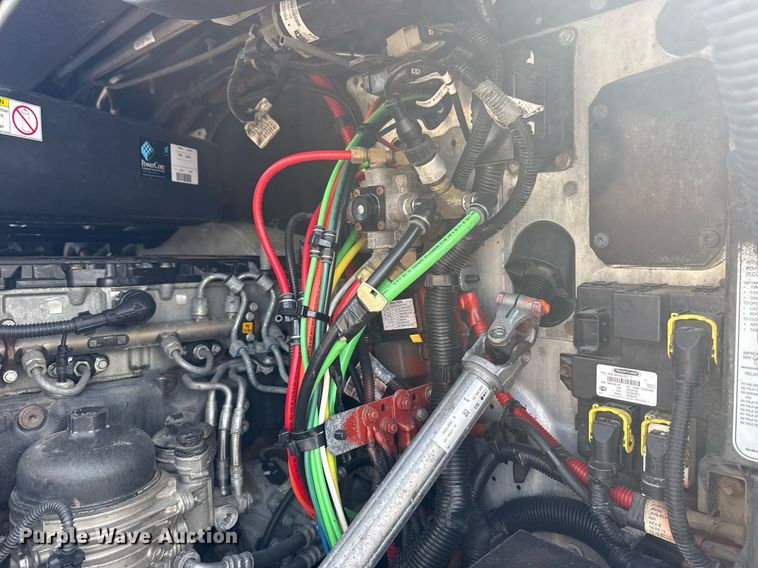 image for item EG5811 2016 Freightliner Cascadia 125 semi truck