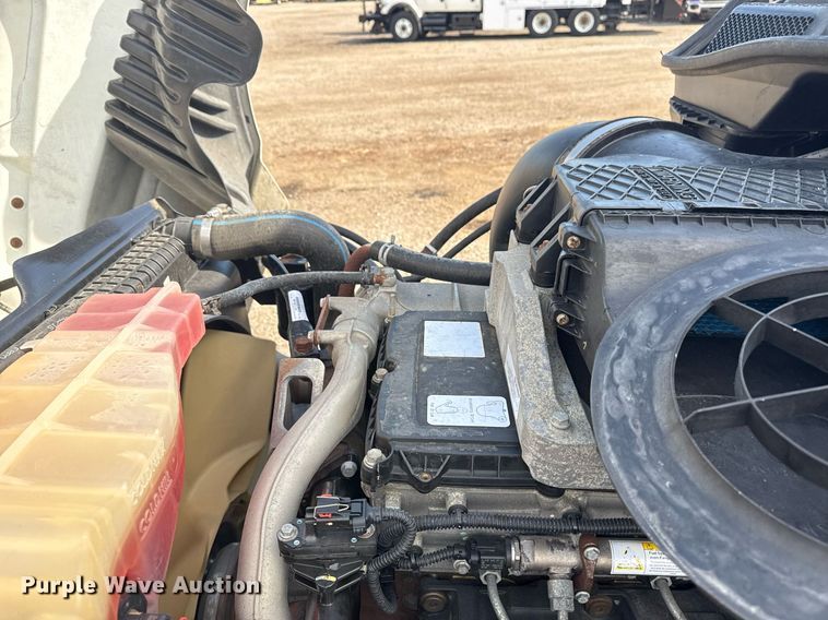 image for item EG5811 2016 Freightliner Cascadia 125 semi truck