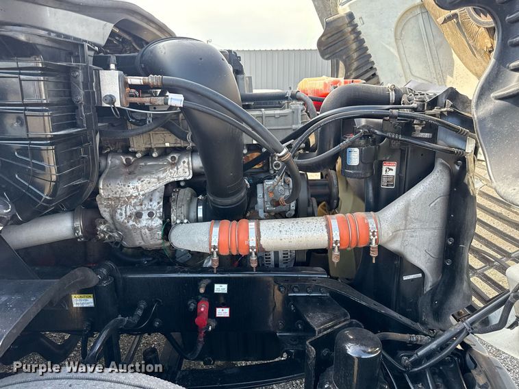 image for item EG5811 2016 Freightliner Cascadia 125 semi truck