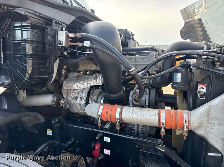 image for item EG5811 2016 Freightliner Cascadia 125 semi truck