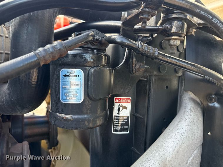 image for item EG5811 2016 Freightliner Cascadia 125 semi truck