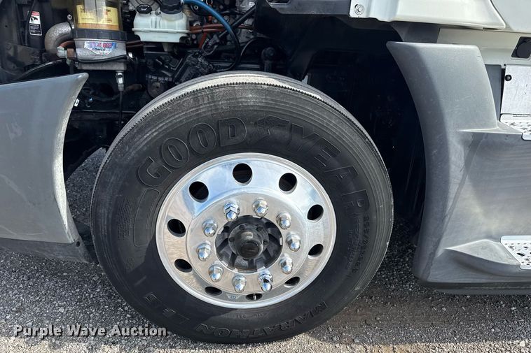 image for item EG5811 2016 Freightliner Cascadia 125 semi truck