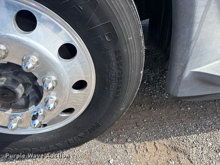 image for item EG5811 2016 Freightliner Cascadia 125 semi truck