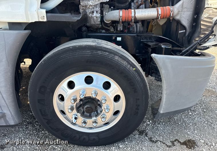 image for item EG5811 2016 Freightliner Cascadia 125 semi truck