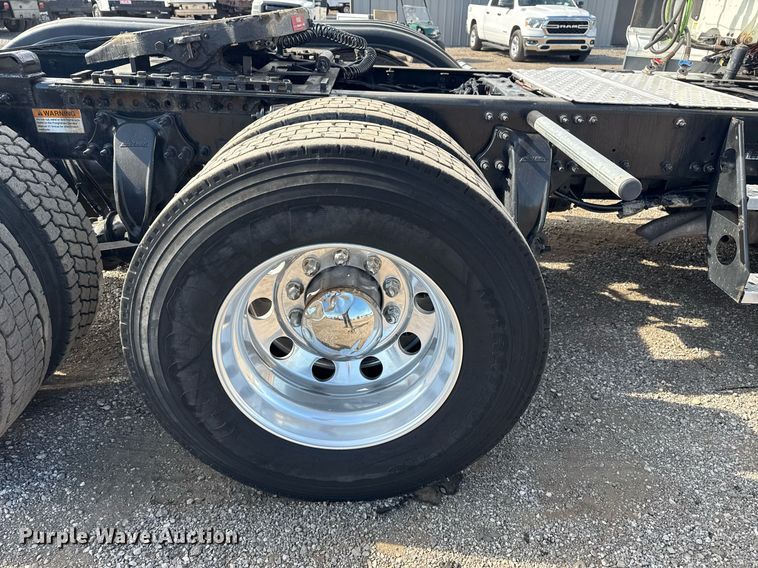 image for item EG5811 2016 Freightliner Cascadia 125 semi truck