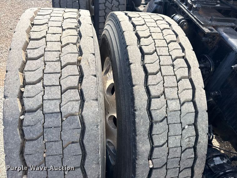 image for item EG5811 2016 Freightliner Cascadia 125 semi truck