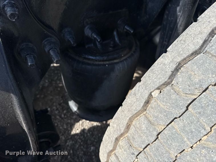 image for item EG5811 2016 Freightliner Cascadia 125 semi truck