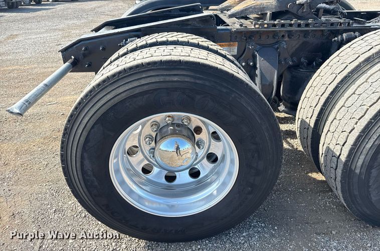 image for item EG5811 2016 Freightliner Cascadia 125 semi truck